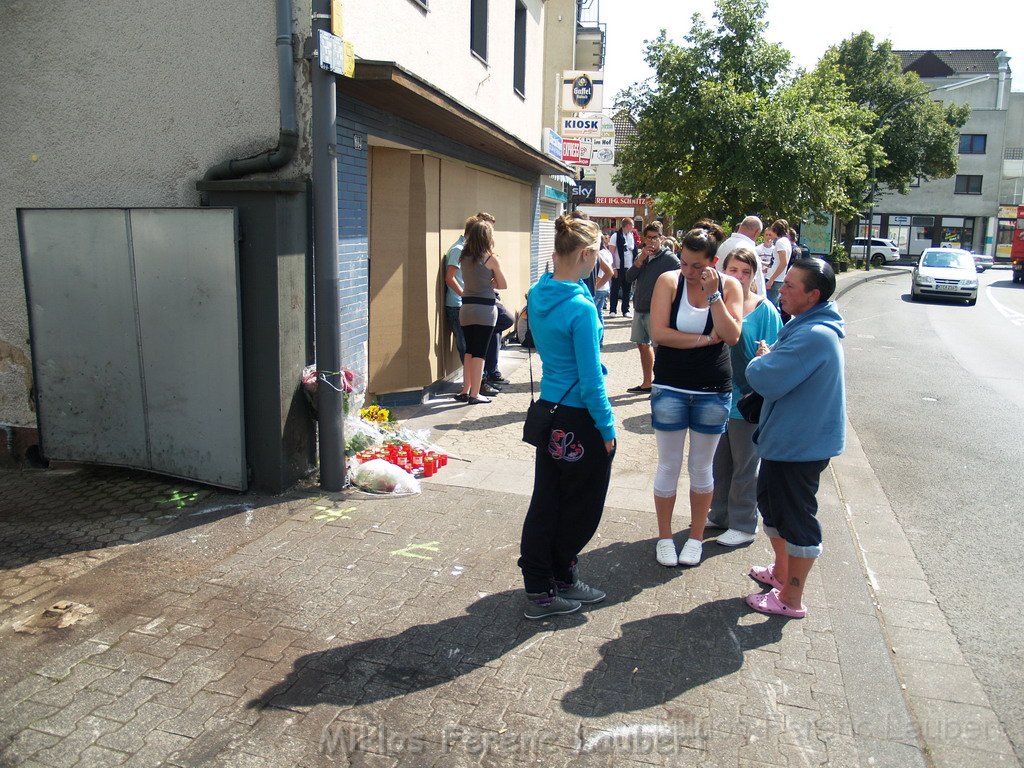 Mahnwache Koeln Porz Eil Verunglueckte Jugendliche P194.JPG